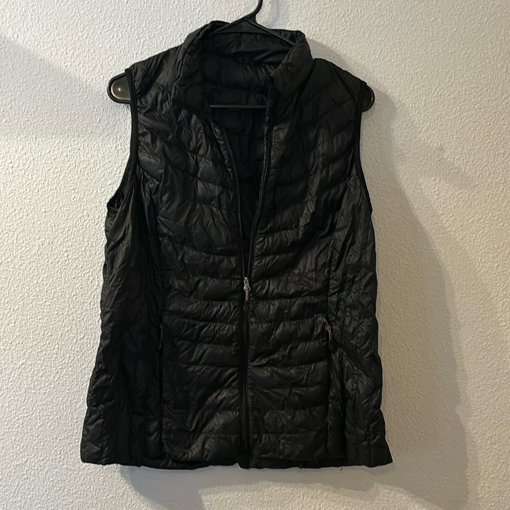 Weatherproof puffer vest size is missing fits like a medium